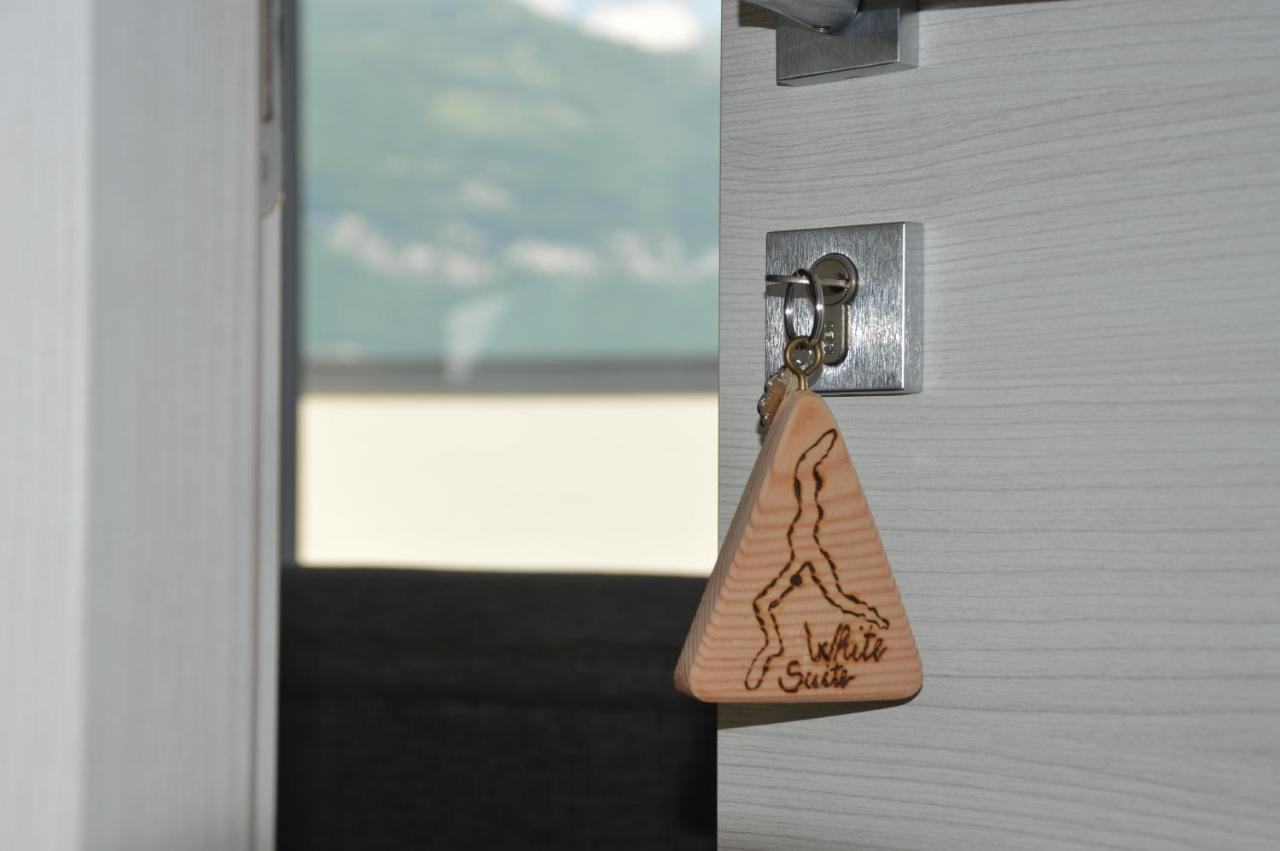 White Suite - Jacuzzi, Swimming Pool & Lake View Lezzeno Exterior foto
